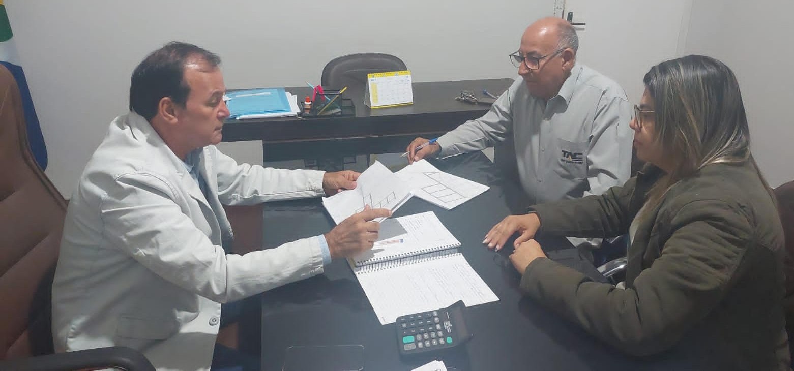 VEREADORA FABIANA ROCHA DESPACHOU COM O PREFEITO PARA RECEBER PROJETO DE ASFALTO PARA VALE RICO.